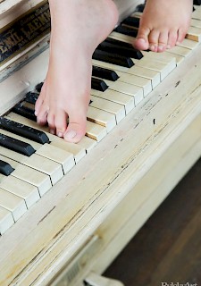 Blonde teen Jeff Milton plays the piano with her feet
