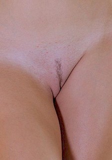 hottie sexy babe Genevive Ganda shows off her stunning nude body