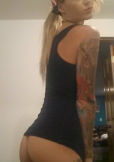 Inked babe posing naked and showing her sexy ass