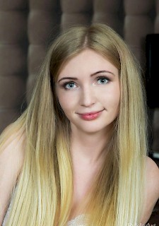 sexy babe Gorgeous blonde teen Launs gives you her amazing pussy