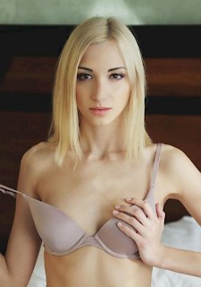 Exklusive 18 Teen blonde zeigt ihre Muschi und Titten