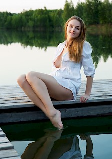 Hot Amateur blonde Babe posiert im Freien am See
