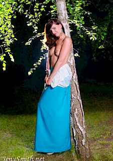 Sexy Looking Milf Jeny Smith Posing At Night