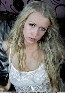Horny Blond Roteia With Pink Pussy
