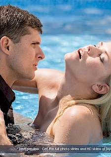 Kinky Blonde Delphine