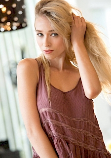 Sexy Bombshell Riley Anne