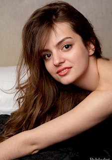 hot babe Klarissa gives you her tight body