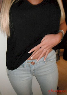 mädchen Cara Brett zu hause in enger jeans zeigt ihren geilen titten